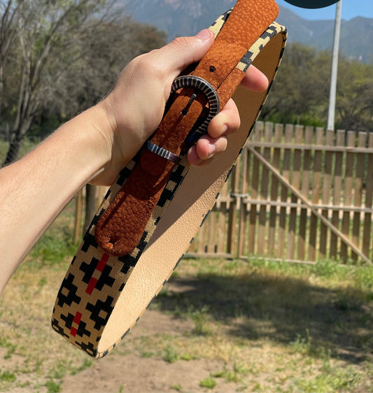 Cinturón de cuero con manto pampa , hebilla chapeada y puntilla carpincho 106 Centímetros