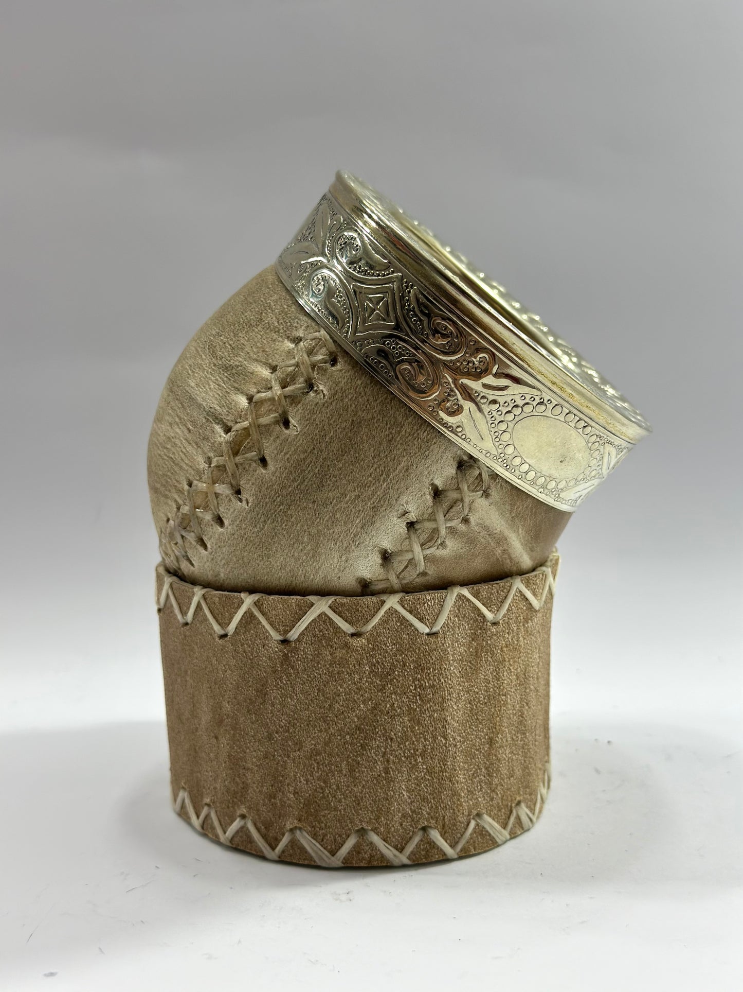 Mate Criollo de Calabaza trabajado en cuero crudo con Posa Mate