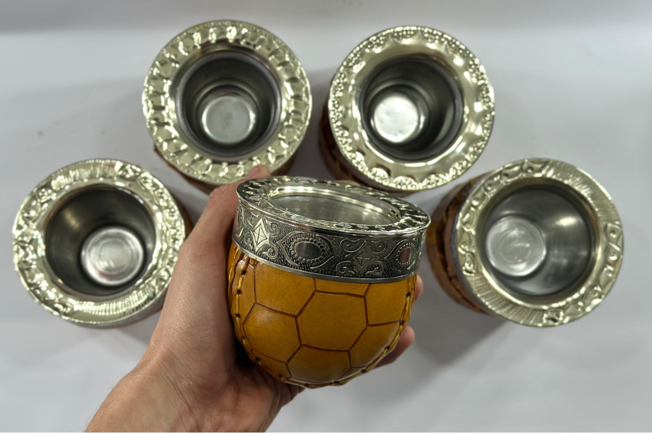 Mate Criollo Deluxe Café trabajado en Cuero Labrado Diseño balón de fútbol con Posa Mate