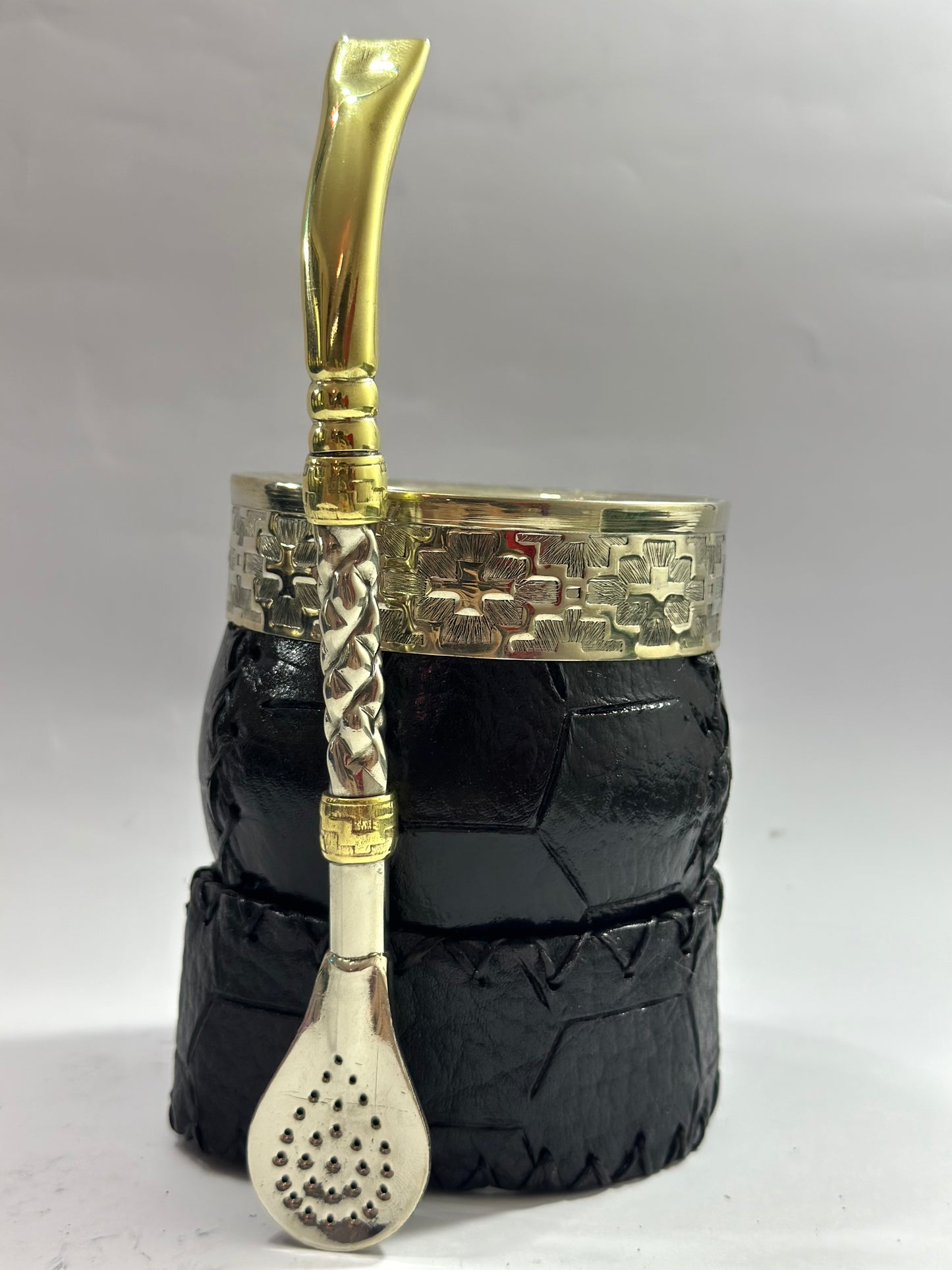 Mate Criollo Negro Labrado Diseño Balón de Fútbol + Bombillón de Alpaca Trenzada Pico de Loro