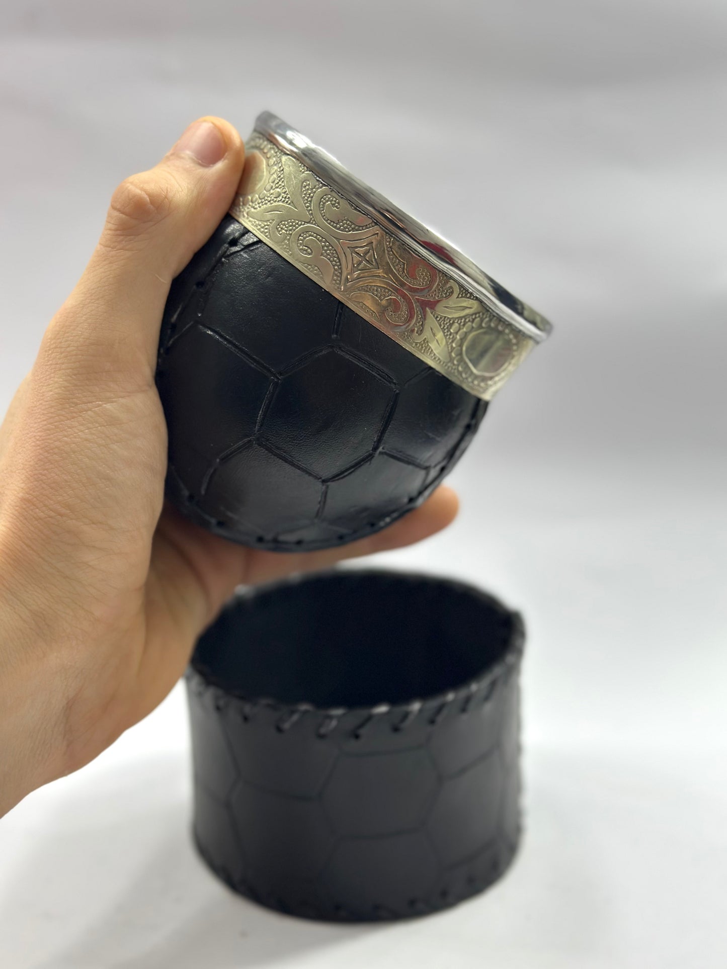Mate Criollo Premium De Calabaza Cuero Labrado Diseño Balón Fútbol + Bombillon de Alpaca Recto