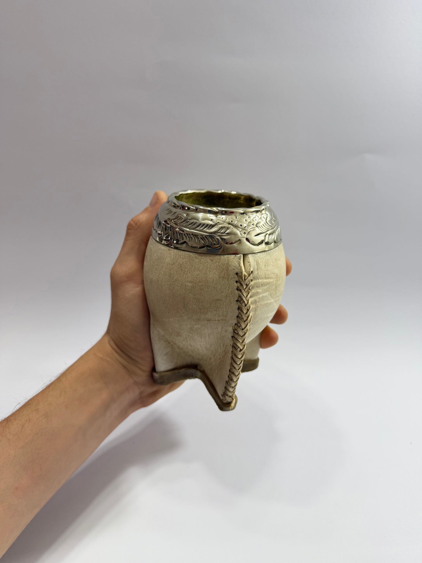 Mate Torpedo de Calabaza trabajado en cuero crudo en costura Tiento + Virolon Uruguayo Lacre