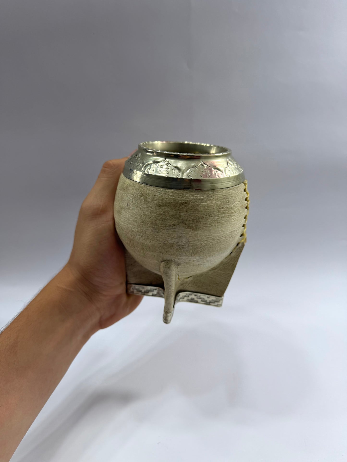 Torpedo De Calabaza Trabajado en Cuero Crudo con Base Fleje de Alpaca