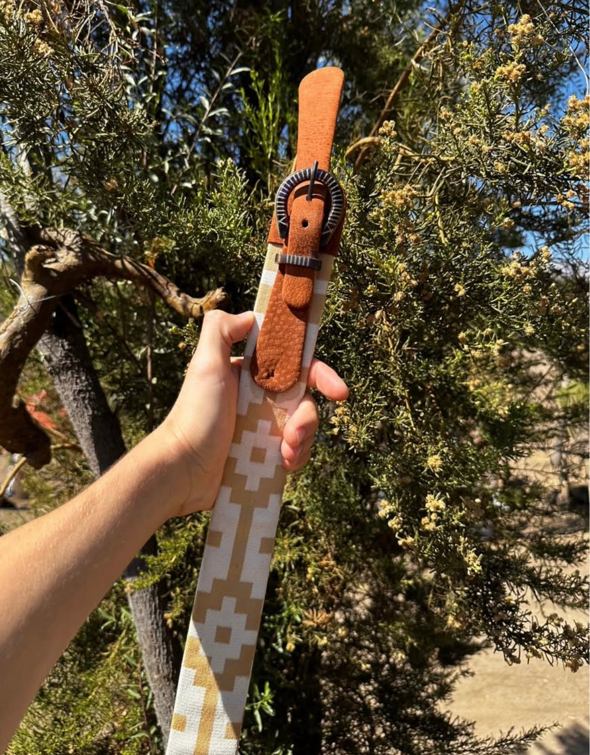 Cinturón de cuero con manto pampa , hebilla chapeada y puntilla carpincho 118 Centímetros