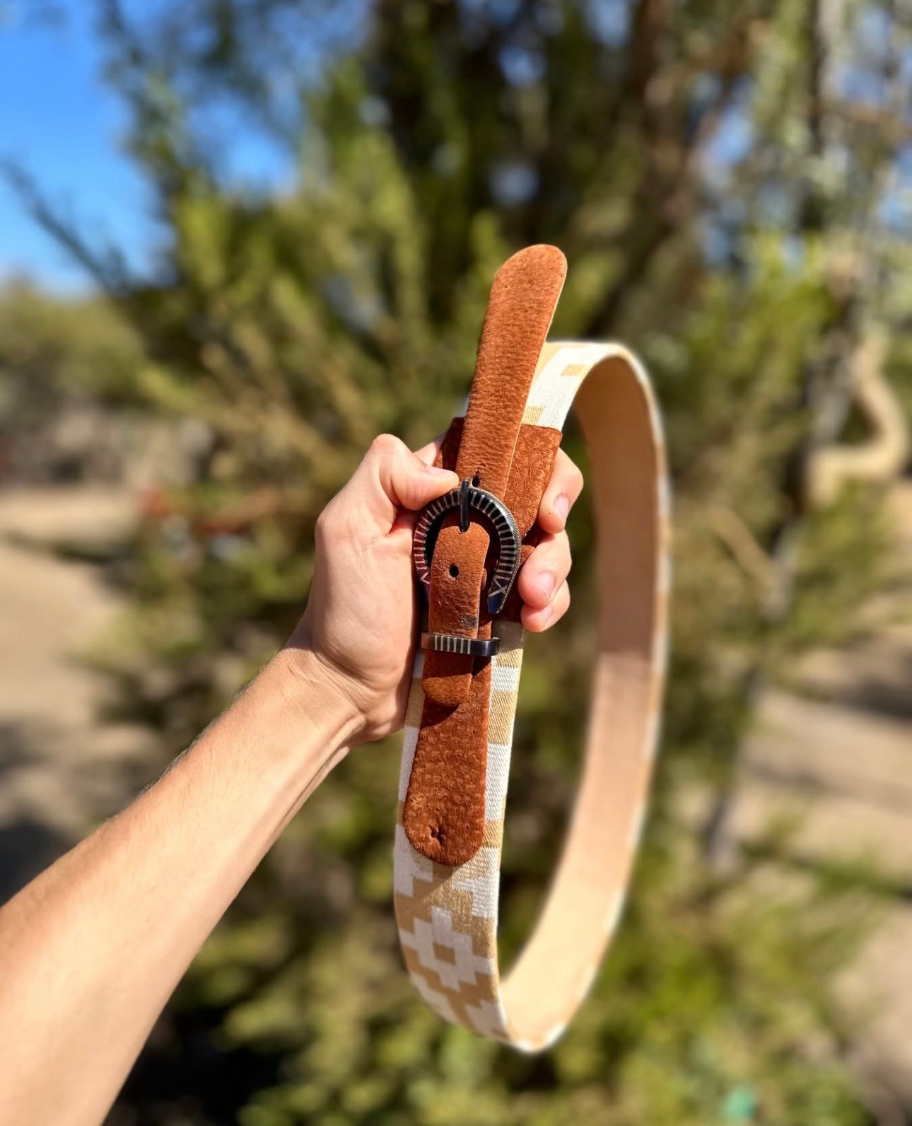 Cinturón de cuero con manto pampa , hebilla chapeada y puntilla carpincho 118 Centímetros