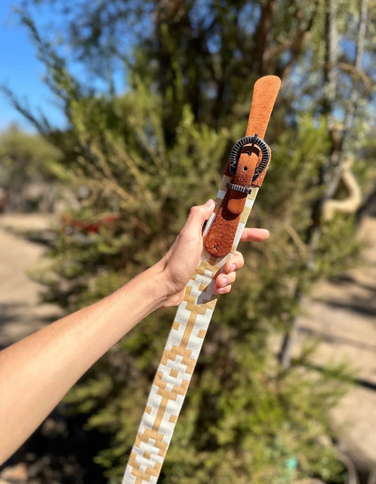 Cinturón de cuero con manto pampa , hebilla chapeada y puntilla carpincho 118 Centímetros