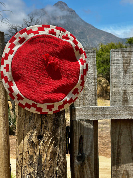 Boina Gaucha centro Rojo , Guarda Pampa Roja / Vuelo 32 Cm