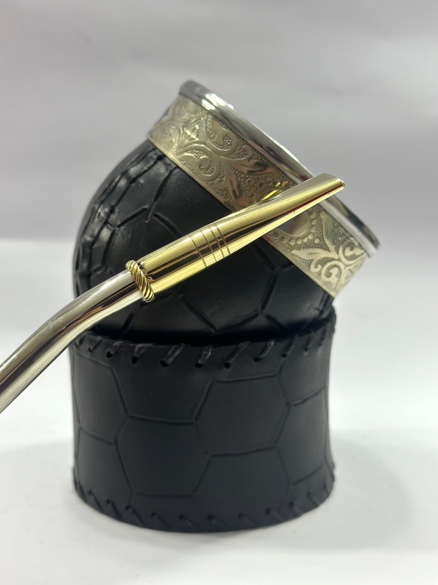 Mate Criollo Premium De Calabaza Cuero Labrado Diseño Balón Fútbol + Bombillon de Alpaca Curvo