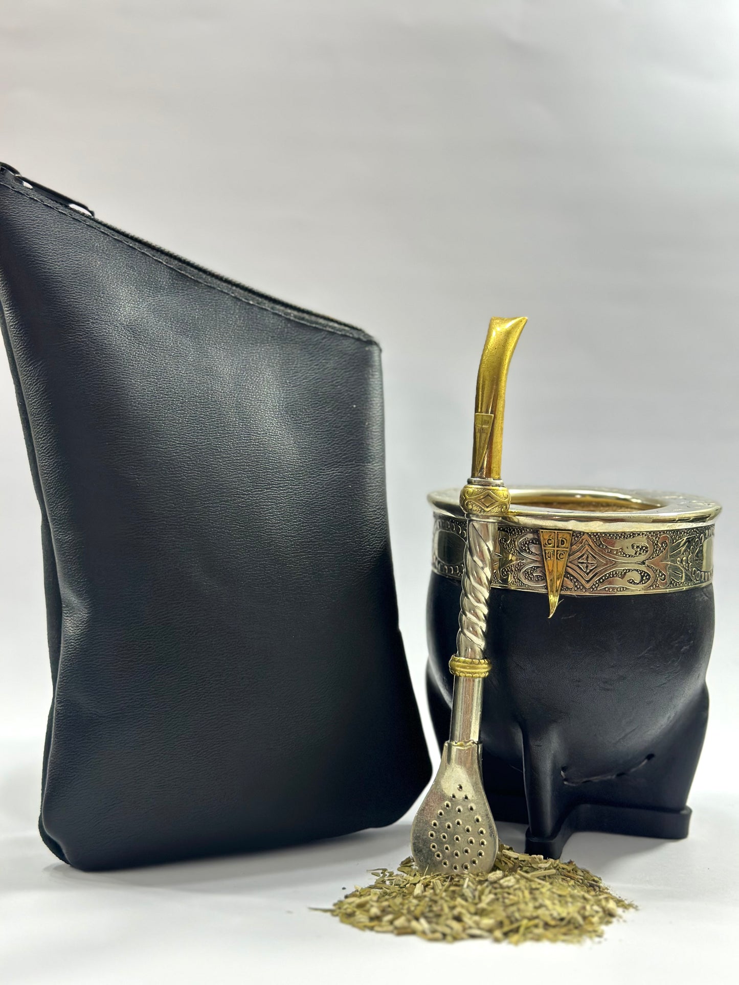 Mate Imperial Homenaje Universidad Católica+ Yerbero de Cuero Negro + Bombillon de Alpaca Trenzada Personalizado.