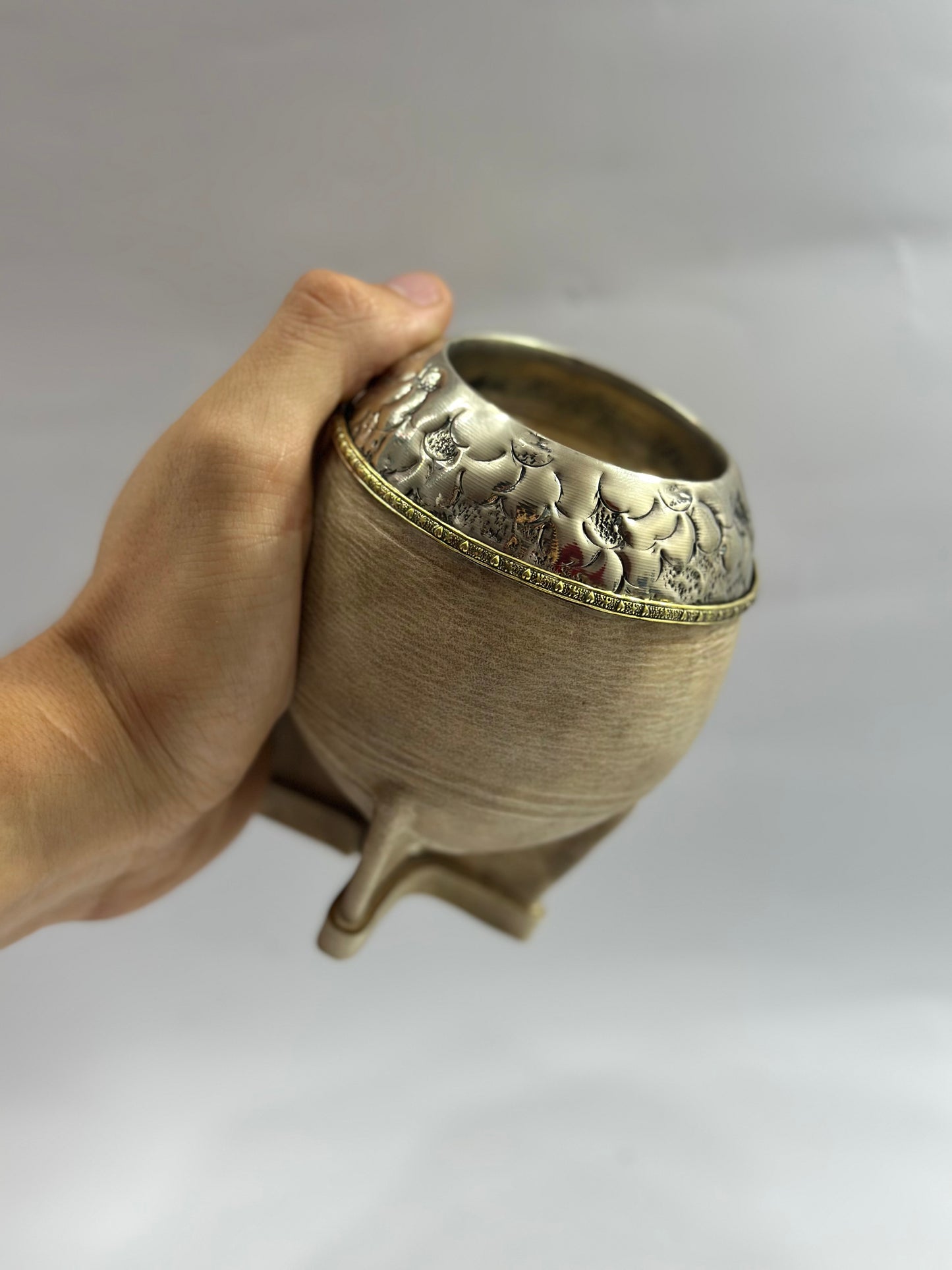 Torpedo De Calabaza Trabajado En Cuero Crudo / Virolón Uruguayo Lacre con Una Hebra de bronce