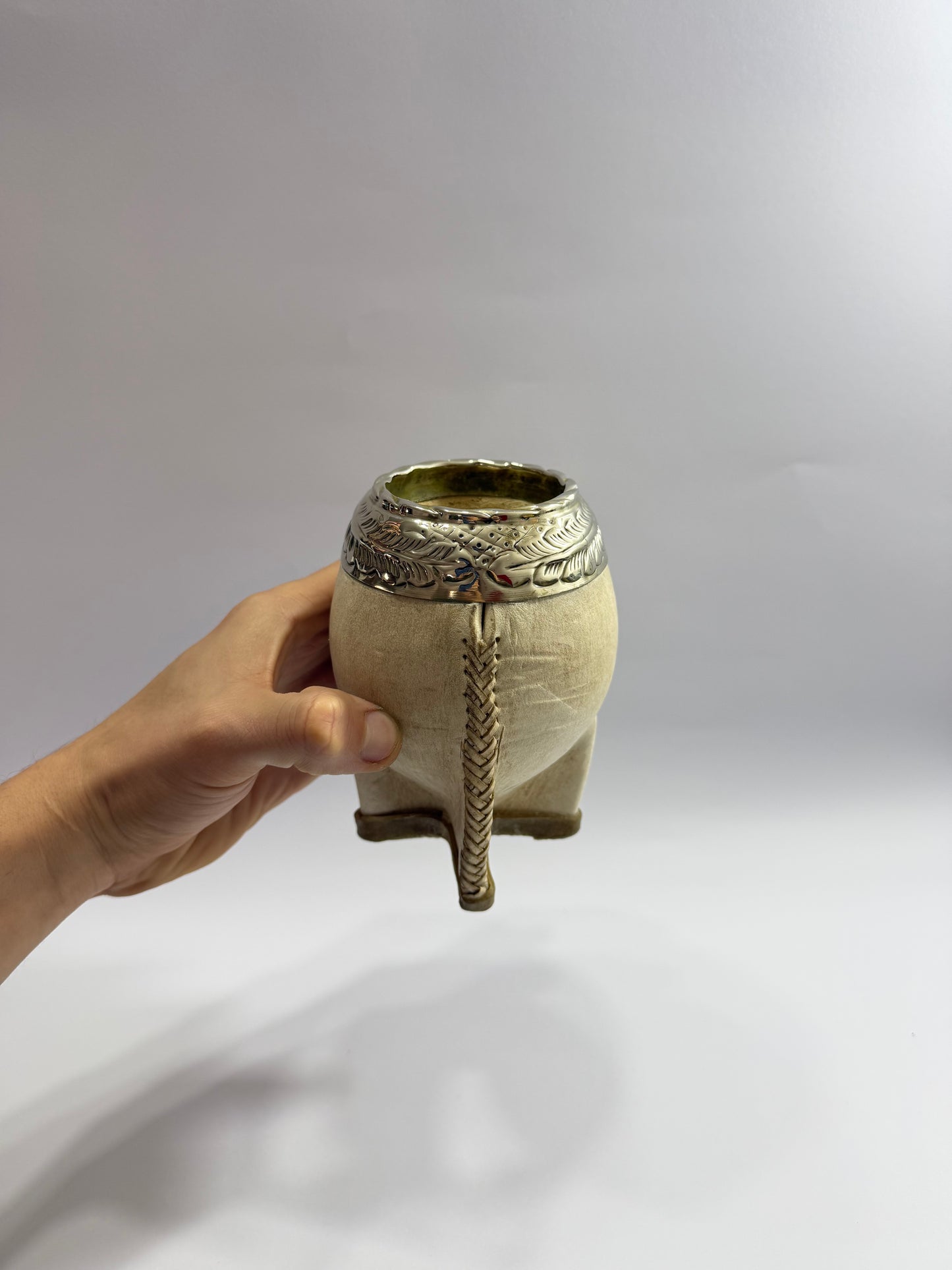 Mate Torpedo de Calabaza trabajado en cuero crudo en costura Tiento + Virolon Uruguayo Lacre