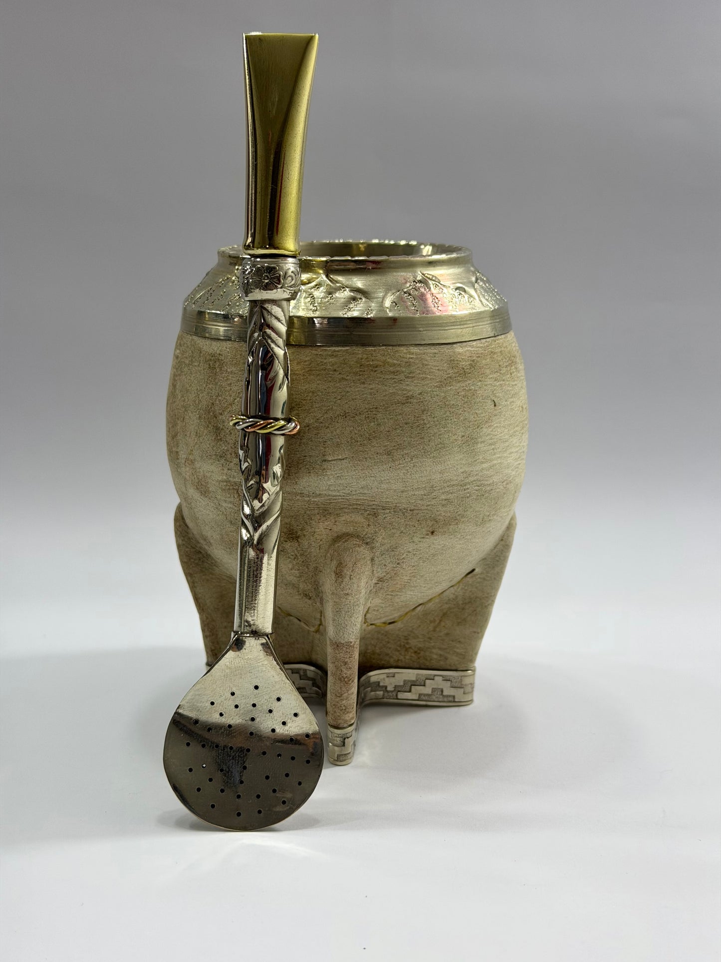 Torpedo De Calabaza Trabajado en Cuero Crudo con Base Fleje de Alpaca