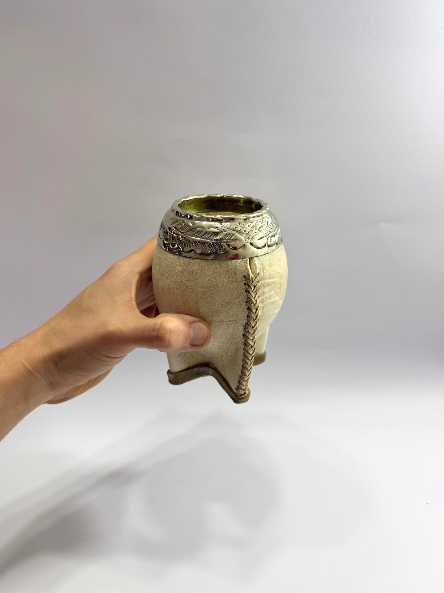 Mate Torpedo de Calabaza trabajado en cuero crudo en costura Tiento + Virolon Uruguayo Lacre