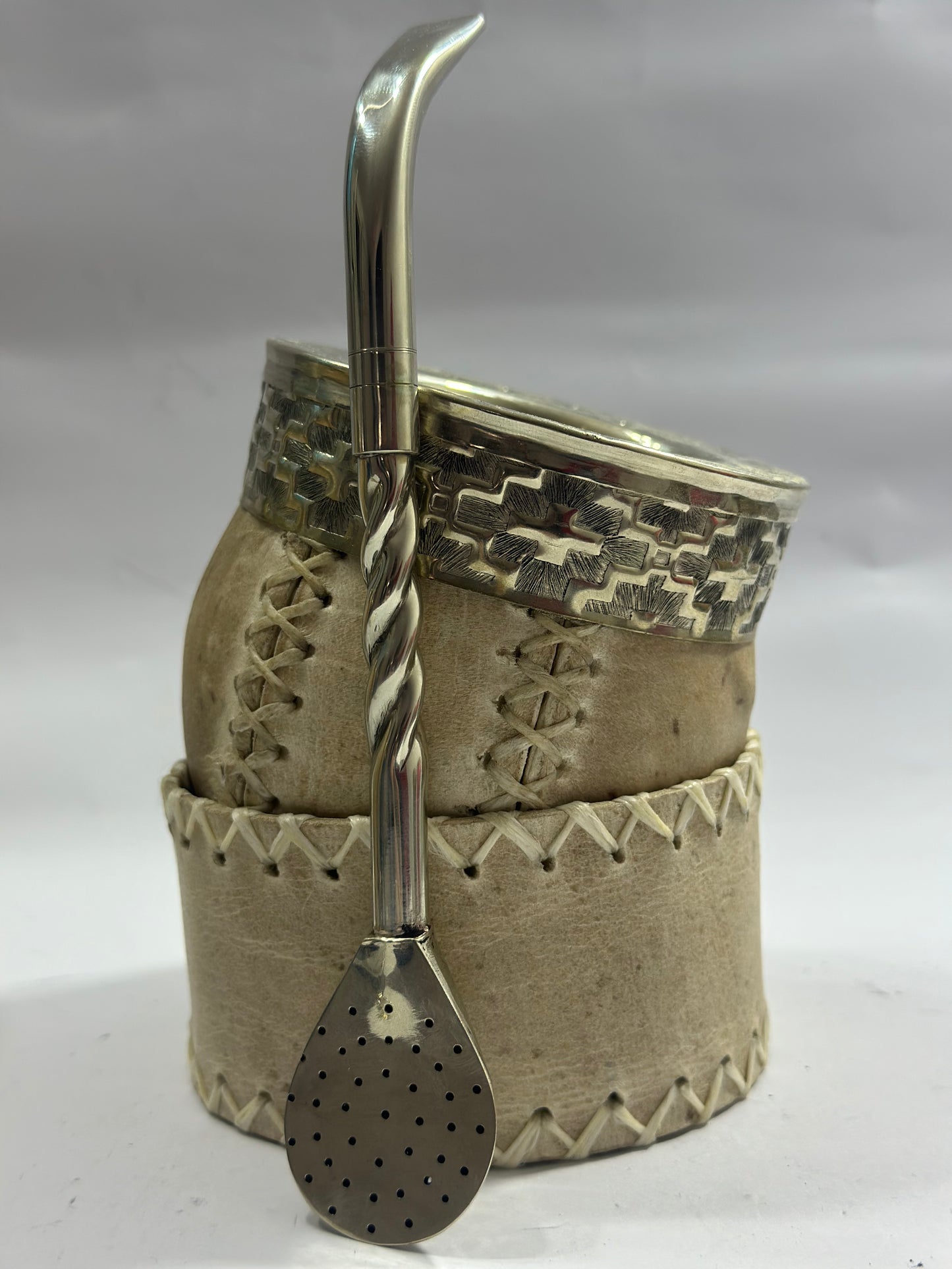 Mate Criollo de Calabaza trabajado en cuero crudo con Posa Mate