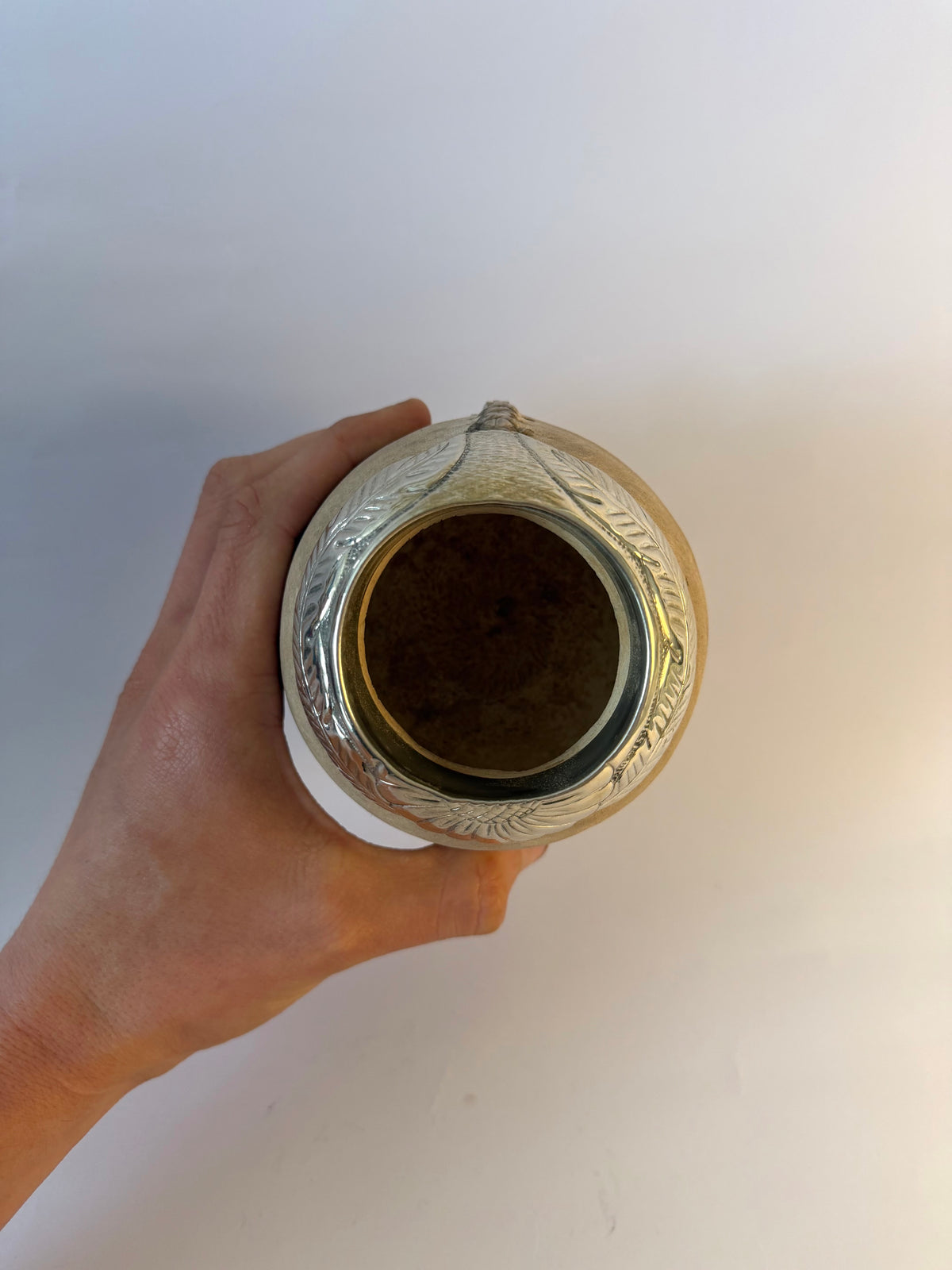 Mate Torpedo Premium De Calabaza En Cuero Crudo Virolon Uruguayo Artesanal 𝐑𝐄𝐂𝐎𝐑𝐓𝐀𝐃𝐎 Al Lacre 𝐋𝐀𝐔𝐑𝐄𝐋 + Base Cinto De Alpaca