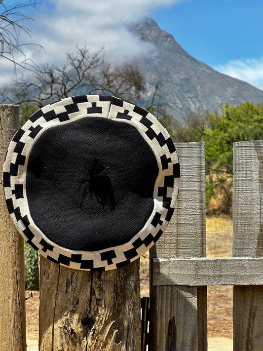 Boina Gaucha Centro Negro , Guarda Pampa Negra / Vuelo 32 Cm.