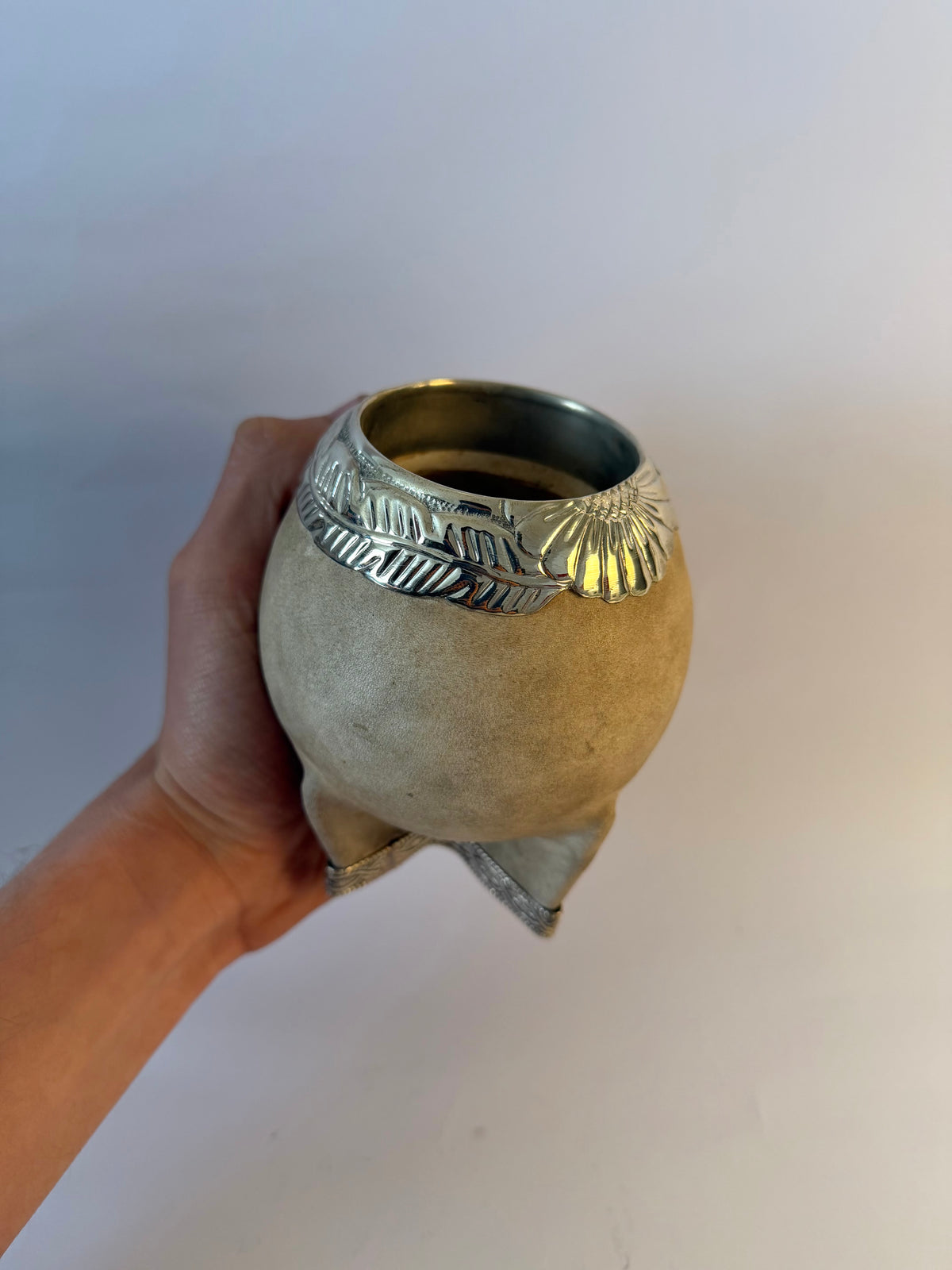 Mate Torpedo Premium De Calabaza En Cuero Crudo Virolon Uruguayo Artesanal 𝐑𝐄𝐂𝐎𝐑𝐓𝐀𝐃𝐎 Al Lacre 𝐋𝐀𝐔𝐑𝐄𝐋 + Base Cinto De Alpaca