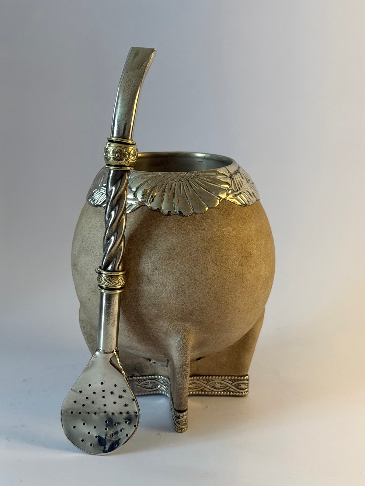 Mate Torpedo Premium De Calabaza En Cuero Crudo Virolon Uruguayo Artesanal 𝐑𝐄𝐂𝐎𝐑𝐓𝐀𝐃𝐎 Al Lacre 𝐋𝐀𝐔𝐑𝐄𝐋 + Base Cinto De Alpaca
