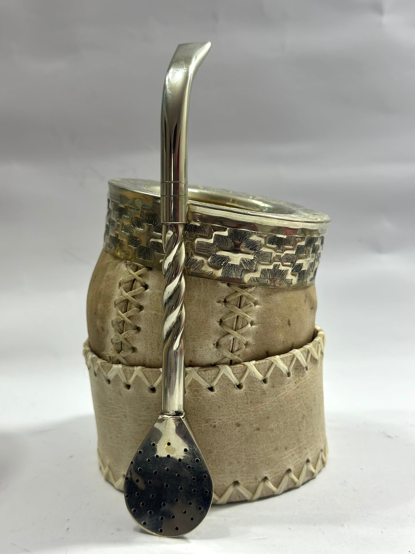 Mate Criollo de Calabaza trabajado en cuero crudo con Posa Mate