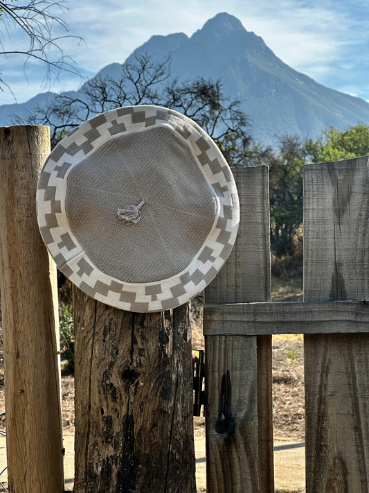 Boina Gaucha Centro Gris, Guarda Pampa Gris / Vuelo 32 Cm