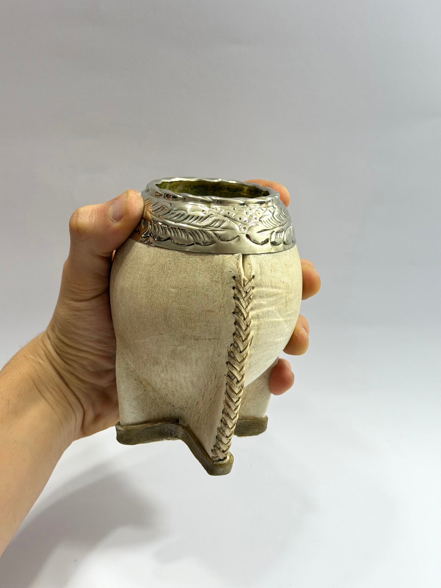Mate Torpedo de Calabaza trabajado en cuero crudo en costura Tiento + Virolon Uruguayo Lacre