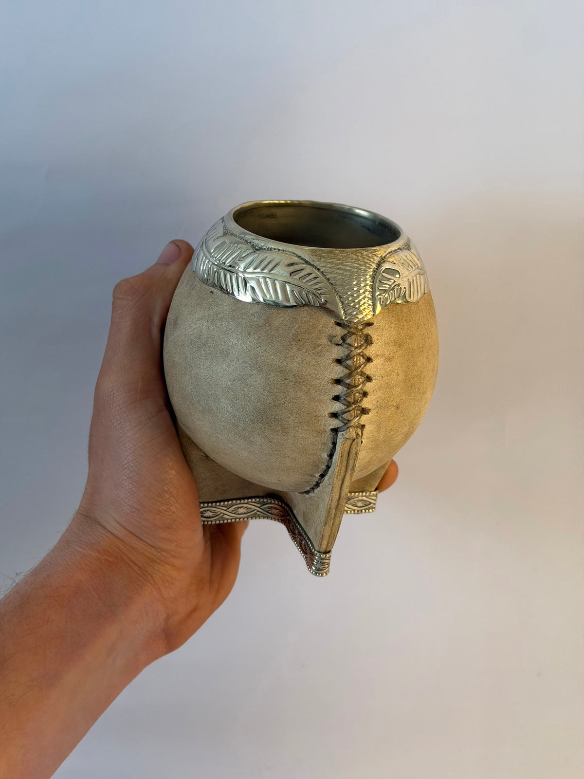 Mate Torpedo Premium De Calabaza En Cuero Crudo Virolon Uruguayo Artesanal 𝐑𝐄𝐂𝐎𝐑𝐓𝐀𝐃𝐎 Al Lacre 𝐋𝐀𝐔𝐑𝐄𝐋 + Base Cinto De Alpaca