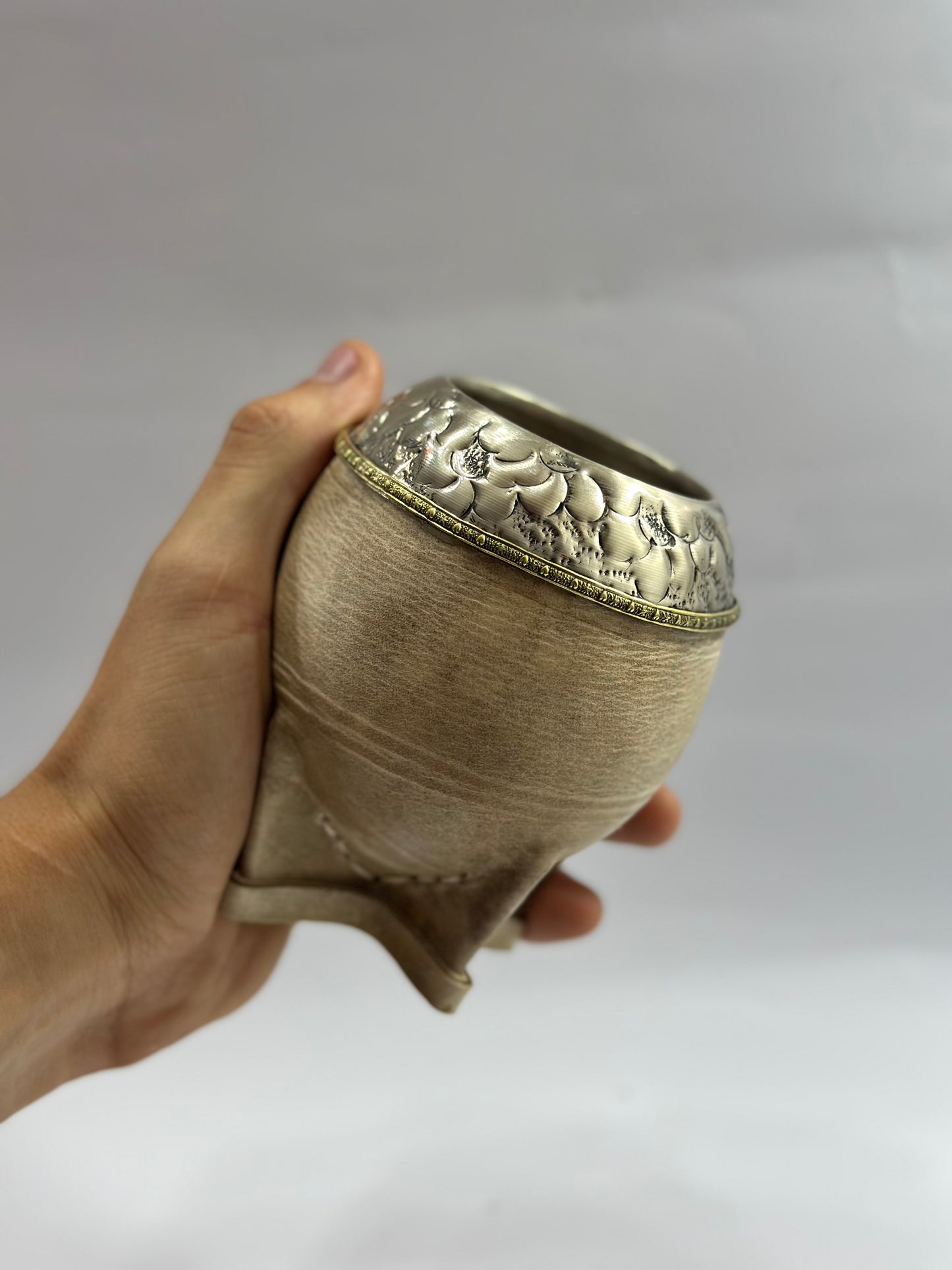 Torpedo De Calabaza Trabajado En Cuero Crudo / Virolón Uruguayo Lacre con Una Hebra de bronce