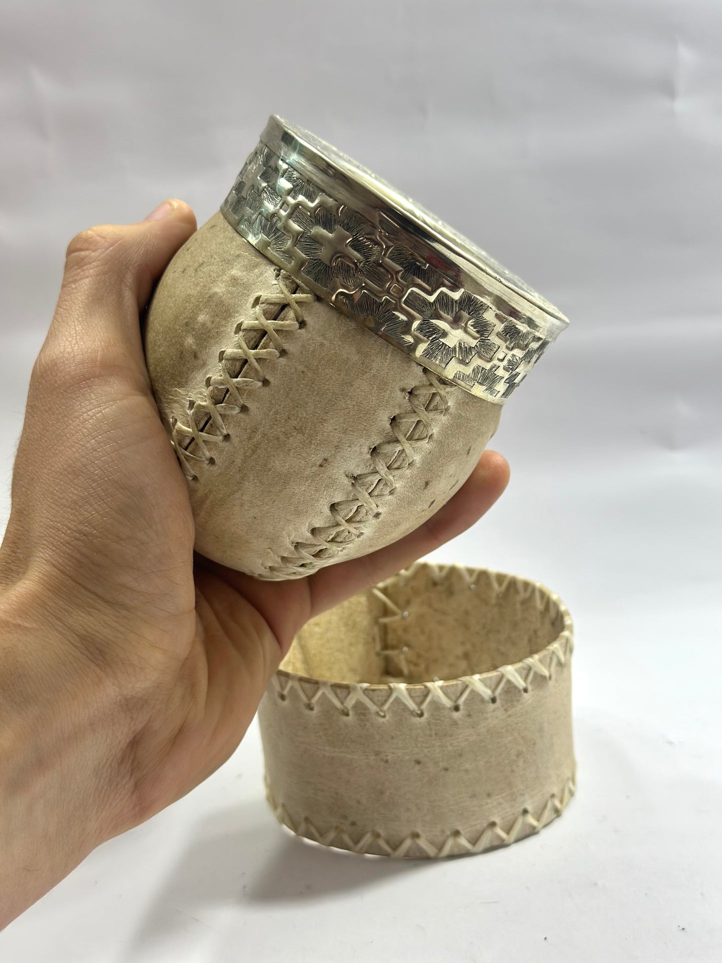 Mate Criollo de Calabaza trabajado en cuero crudo con Posa Mate