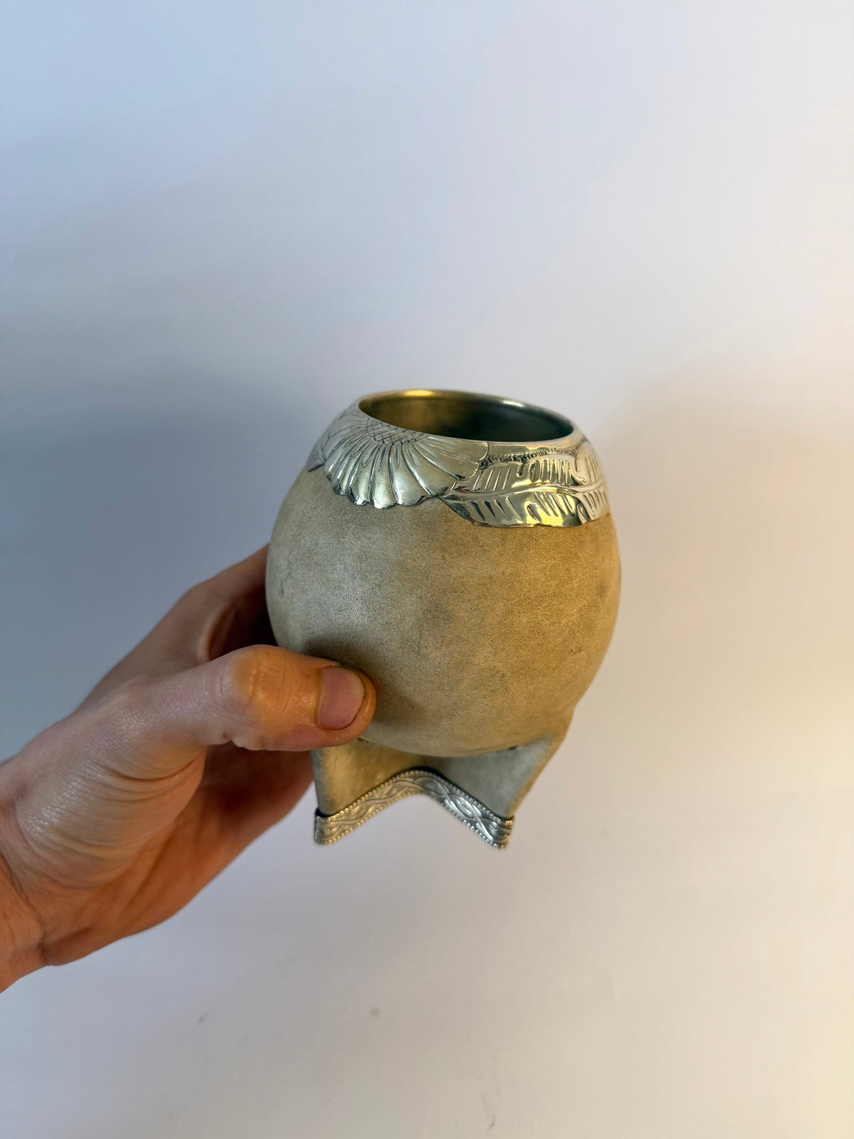 Mate Torpedo Premium De Calabaza En Cuero Crudo Virolon Uruguayo Artesanal 𝐑𝐄𝐂𝐎𝐑𝐓𝐀𝐃𝐎 Al Lacre 𝐋𝐀𝐔𝐑𝐄𝐋 + Base Cinto De Alpaca