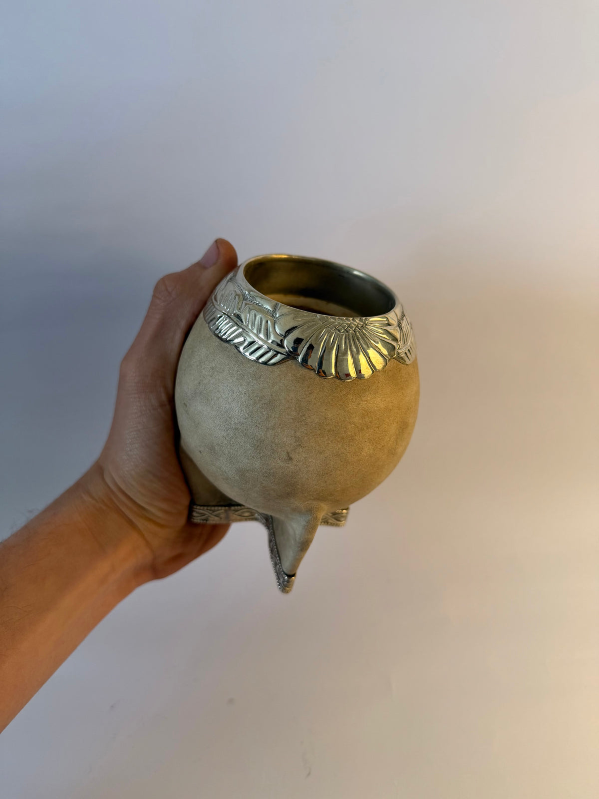 Mate Torpedo Premium De Calabaza En Cuero Crudo Virolon Uruguayo Artesanal 𝐑𝐄𝐂𝐎𝐑𝐓𝐀𝐃𝐎 Al Lacre 𝐋𝐀𝐔𝐑𝐄𝐋 + Base Cinto De Alpaca
