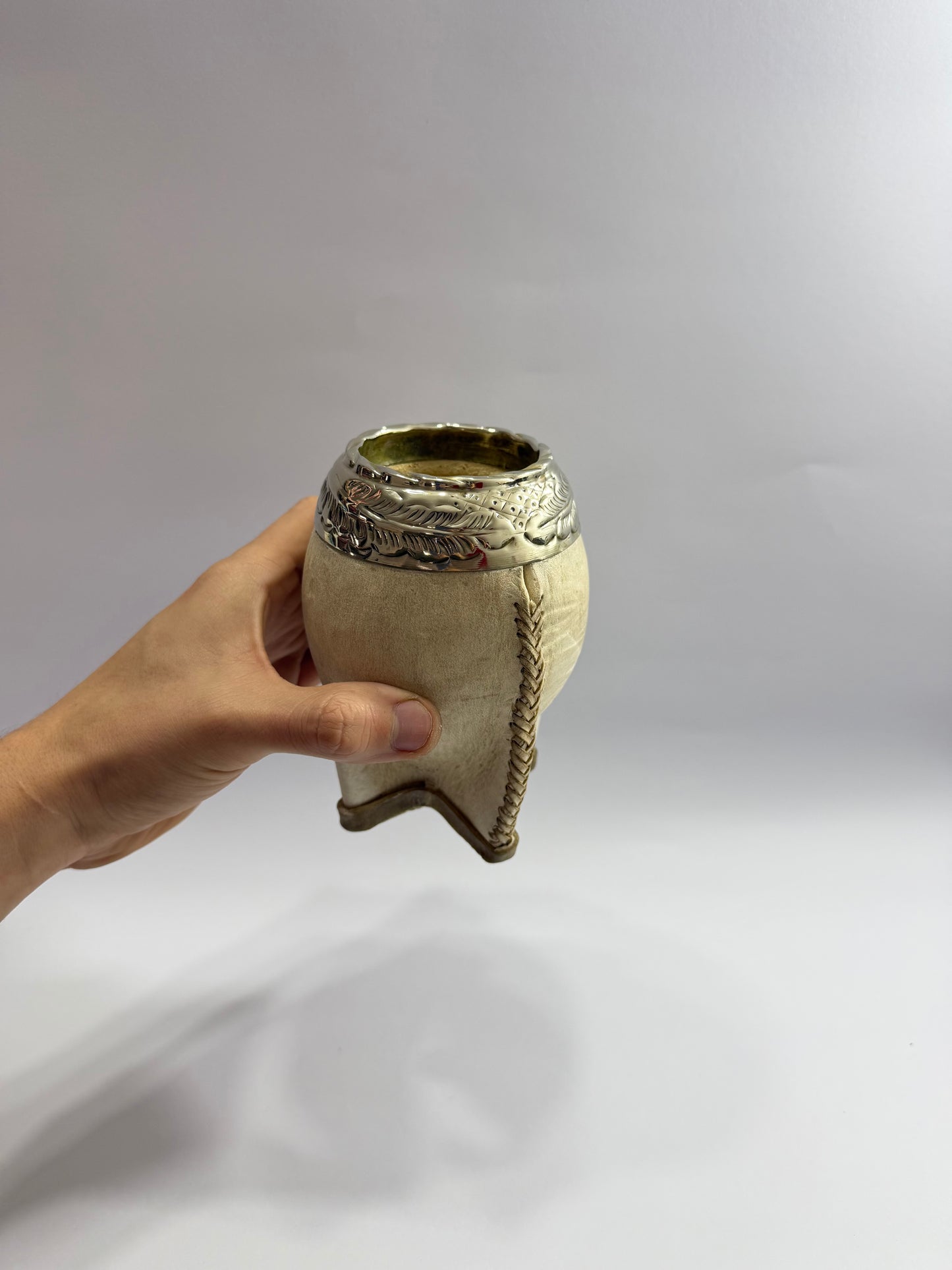 Mate Torpedo de Calabaza trabajado en cuero crudo en costura Tiento + Virolon Uruguayo Lacre