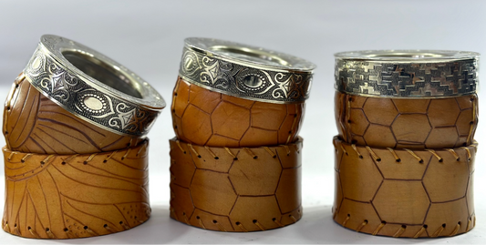 Mate Criollo Deluxe Café trabajado en Cuero Labrado Diseño balón de fútbol con Posa Mate