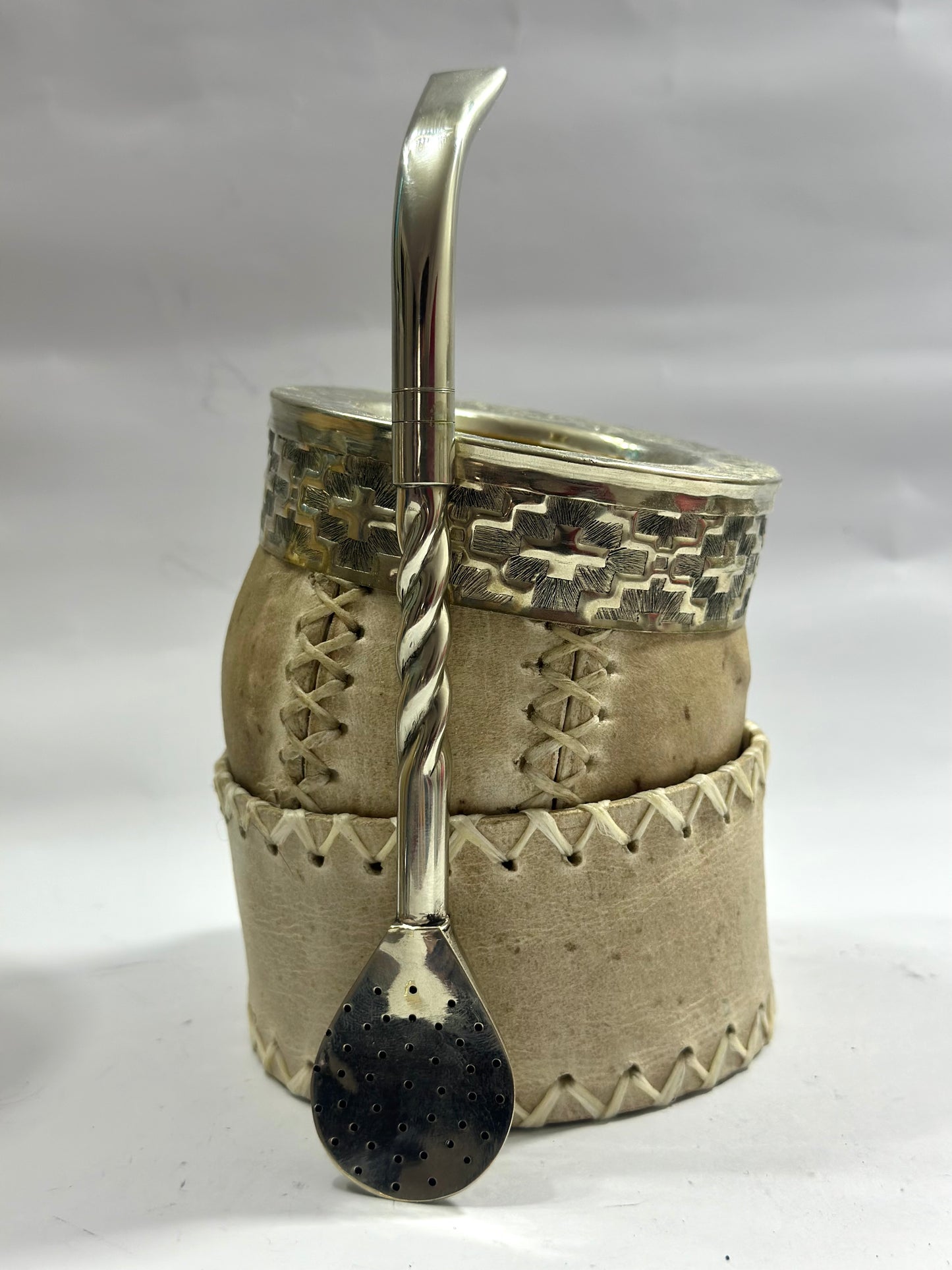 Mate Criollo de Calabaza trabajado en cuero crudo con Posa Mate