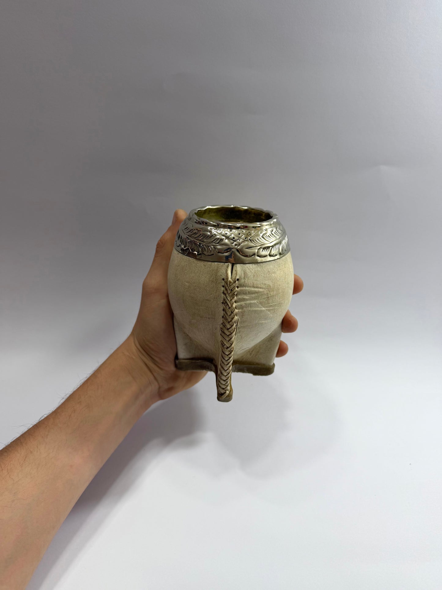 Mate Torpedo de Calabaza trabajado en cuero crudo en costura Tiento + Virolon Uruguayo Lacre