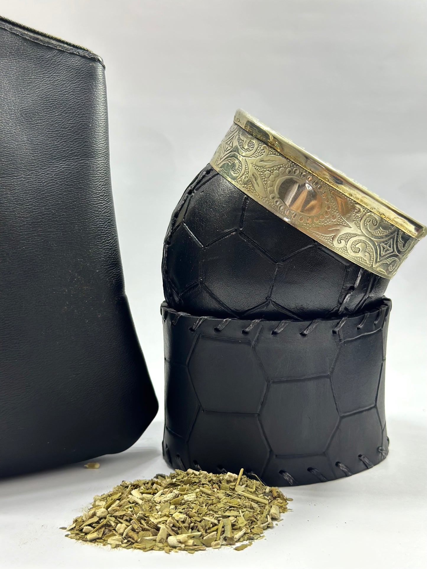 Mate Criollo Premium Acero Cuero Labrado Diseño Balón Fútbol + Yerbero de Cuero Negro + Bombillon de Alpaca Curvo