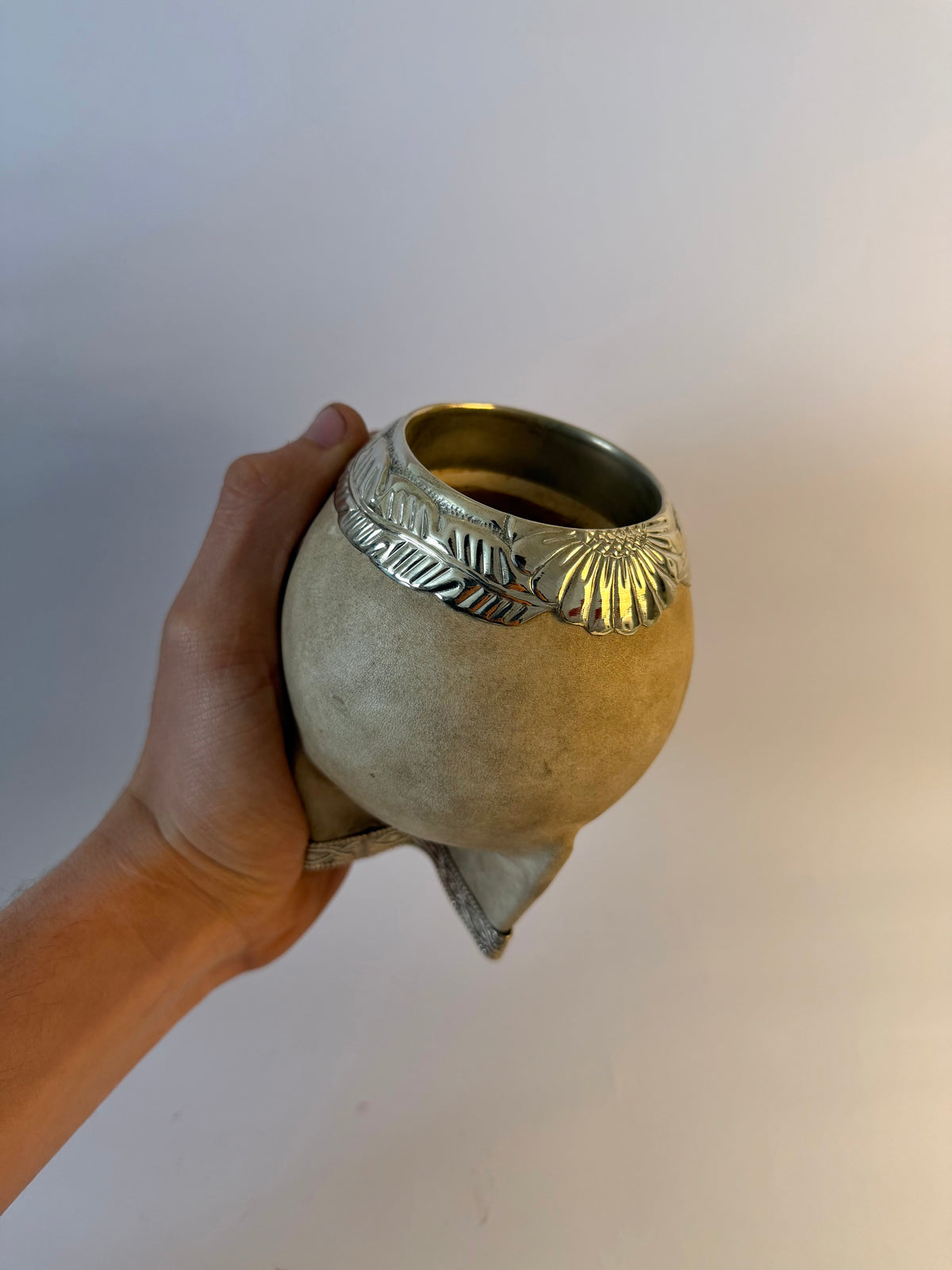 Mate Torpedo Premium De Calabaza En Cuero Crudo Virolon Uruguayo Artesanal 𝐑𝐄𝐂𝐎𝐑𝐓𝐀𝐃𝐎 Al Lacre 𝐋𝐀𝐔𝐑𝐄𝐋 + Base Cinto De Alpaca