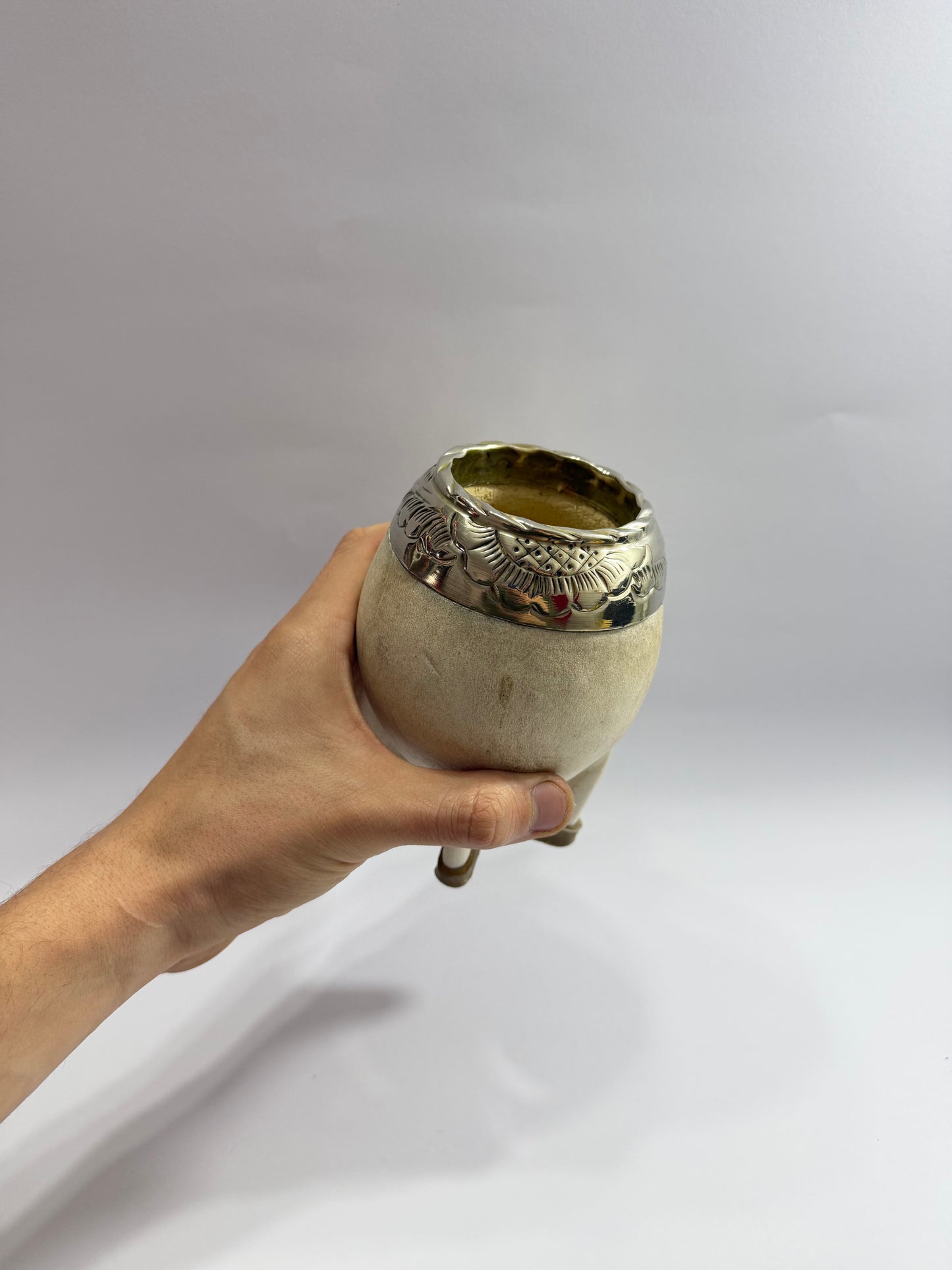 Mate Torpedo de Calabaza trabajado en cuero crudo en costura Tiento + Virolon Uruguayo Lacre