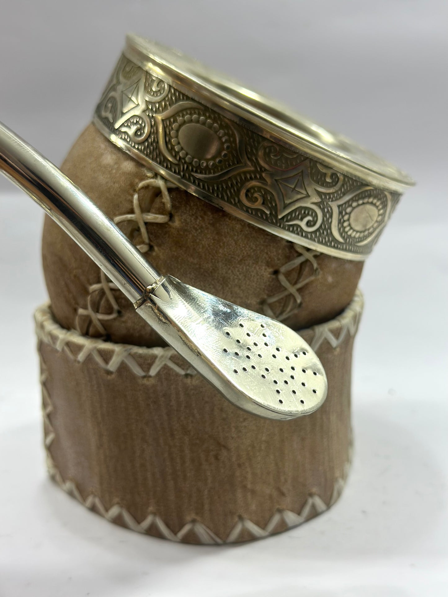 Mate Criollo de calabaza trabajado en Cuero Crudo + Bombillon De Alpaca Recto